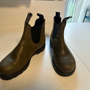 Barely used dark olive Blundstone boot, size AU 7 1/2, 10 1/2 US size.